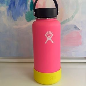 Lightly used neon pink Hydroflask 32 oz +protector
